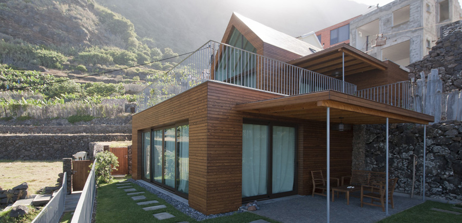 imagen 2 de Vivir en Madeira, en una casa con piscina infinita.