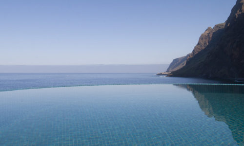 Vivir en Madeira, en una casa con piscina infinita.