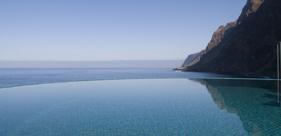 imagen 10 de Vivir en Madeira, en una casa con piscina infinita.
