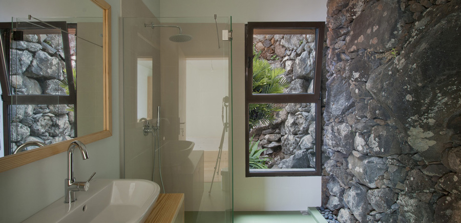 imagen 11 de Vivir en Madeira, en una casa con piscina infinita.