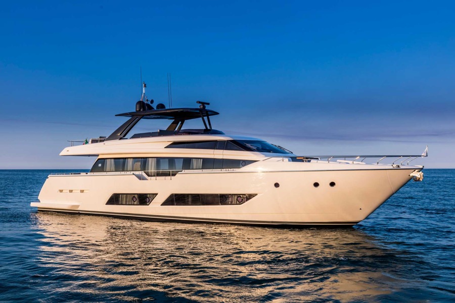 imagen 6 de Ferretti Yachts 850, lujo, potencia y elegancia sobre el mar.