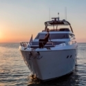 Ferretti Yachts 850, lujo, potencia y elegancia sobre el mar.