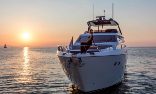 Ferretti Yachts 850, lujo, potencia y elegancia sobre el mar.