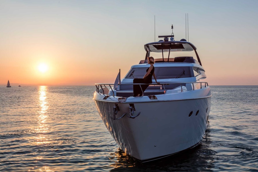 imagen 1 de Ferretti Yachts 850, lujo, potencia y elegancia sobre el mar.