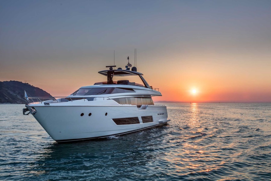 imagen 2 de Ferretti Yachts 850, lujo, potencia y elegancia sobre el mar.