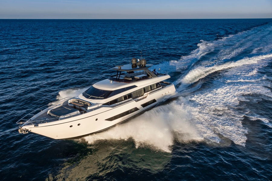 imagen 3 de Ferretti Yachts 850, lujo, potencia y elegancia sobre el mar.