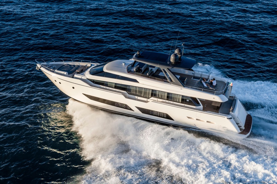 imagen 5 de Ferretti Yachts 850, lujo, potencia y elegancia sobre el mar.