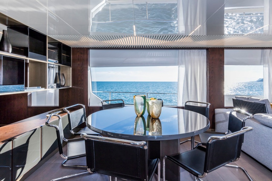 imagen 11 de Ferretti Yachts 850, lujo, potencia y elegancia sobre el mar.