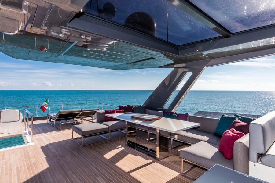 imagen 20 de Ferretti Yachts 850, lujo, potencia y elegancia sobre el mar.