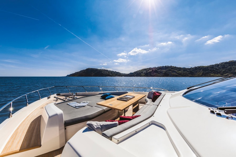 imagen 24 de Ferretti Yachts 850, lujo, potencia y elegancia sobre el mar.