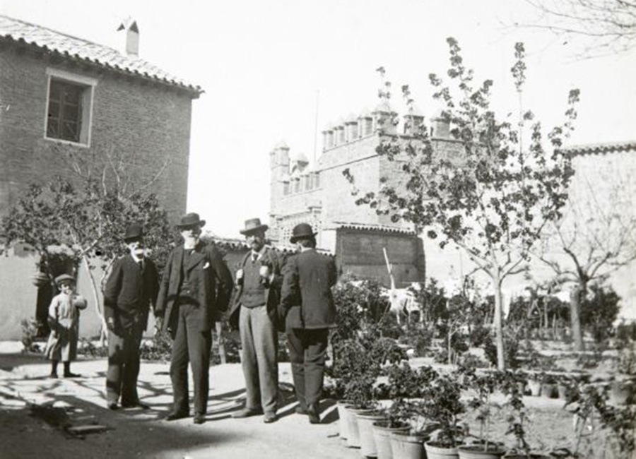 Los alumnos deben ir a clase a discutir, a preguntar, a meterse bien todos en camisa de once varas, a poner en apuros al maestro.