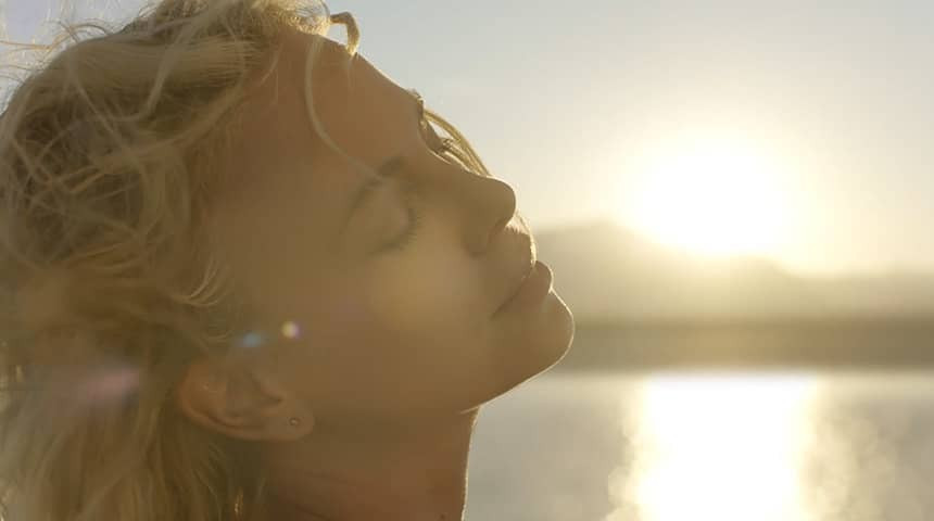 imagen 2 de J’adore: el sol, el mar, Charlize Theron y Dior.