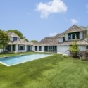 John McEnroe baja el precio de su casa en los Hamptons para facilitar su venta.