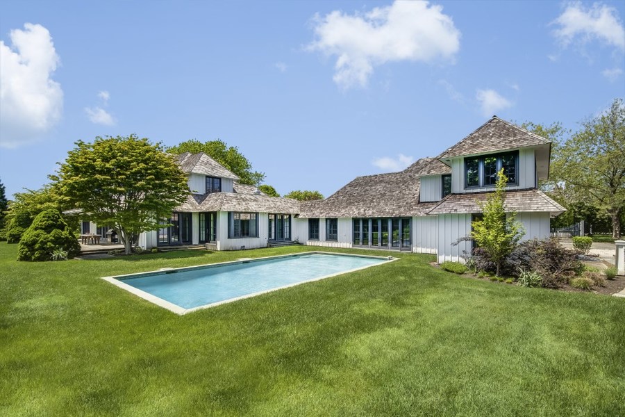 imagen 1 de John McEnroe baja el precio de su casa en los Hamptons para facilitar su venta.