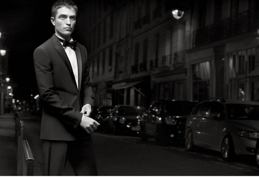 imagen 1 de Robert Pattinson recorre un París en blanco y negro para Dior.