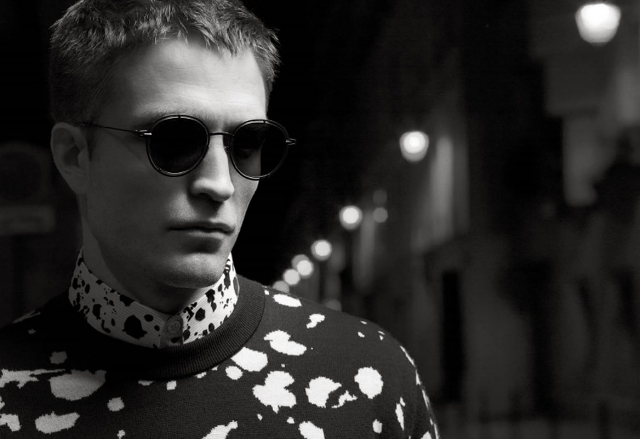 imagen 2 de Robert Pattinson recorre un París en blanco y negro para Dior.