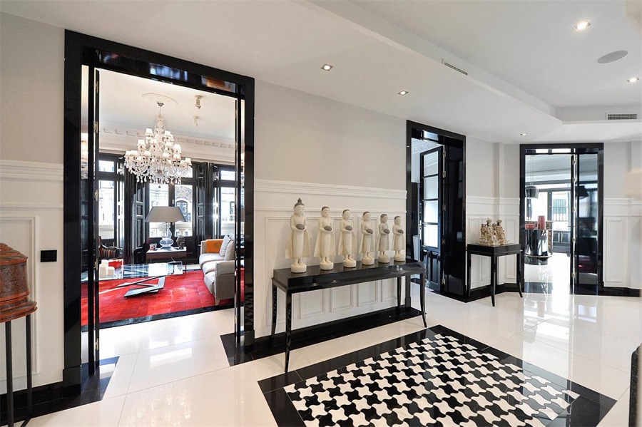 imagen 12 de Sotheby’s vende un ático de lujo y diseño en Madrid por 3.600.000 euros.