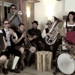 Desde Alemania, el original hard rock tirolés de The Heimatdamisch.