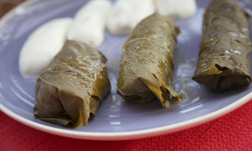 Dolmas de cordero con espuma de yogurt.