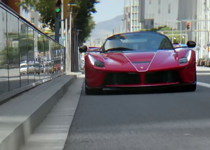 imagen 6 de LaFerrari Aperta. El cielo está para volar, y si llevas un Ferrari, lo acaricias.