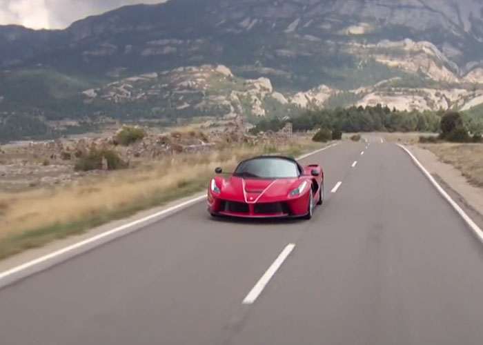 imagen 7 de LaFerrari Aperta. El cielo está para volar, y si llevas un Ferrari, lo acaricias.