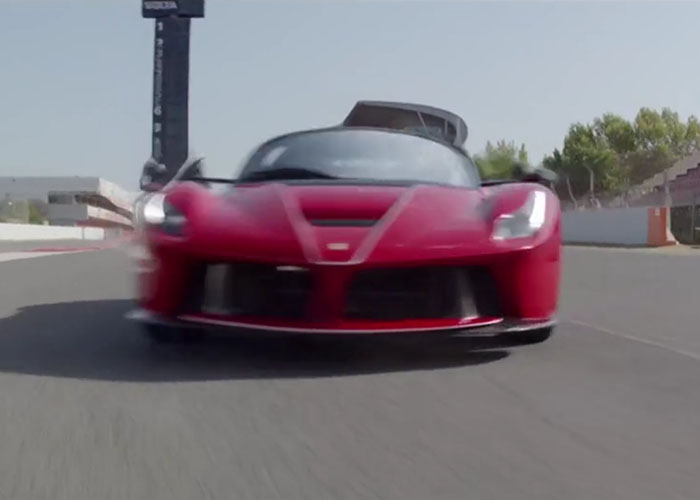 imagen 5 de LaFerrari Aperta. El cielo está para volar, y si llevas un Ferrari, lo acaricias.