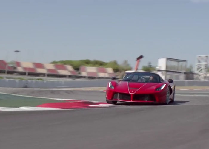 imagen 8 de LaFerrari Aperta. El cielo está para volar, y si llevas un Ferrari, lo acaricias.