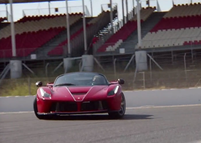 imagen 9 de LaFerrari Aperta. El cielo está para volar, y si llevas un Ferrari, lo acaricias.