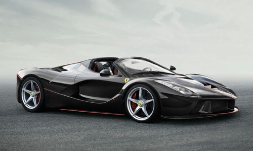 LaFerrari Aperta. El cielo está para volar, y si llevas un Ferrari, lo acaricias.