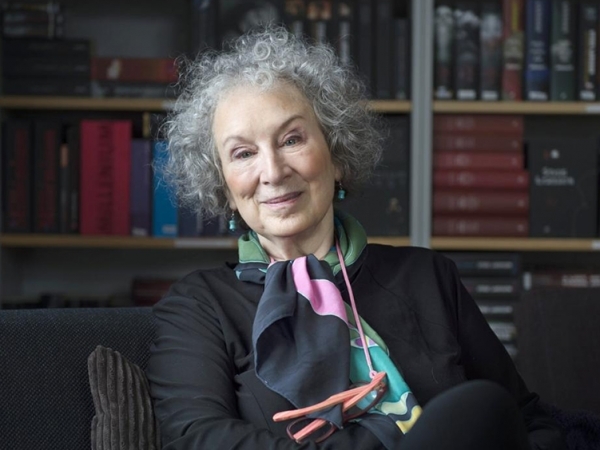 Margaret Atwood, escritora, experimenta con la narrativa, la forma y el género.
