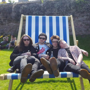 Algo pasa en Glasgow, en donde surgen bandas como Catholic Action.