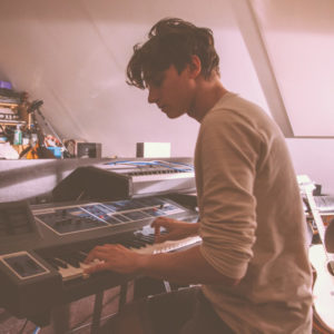 Tras más de dos años de silenció, vuelve a haber noticias de Elliot Moss.