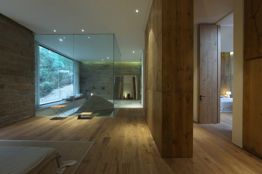 imagen 9 de Un casa de madera y piedra integrada en la naturaleza.