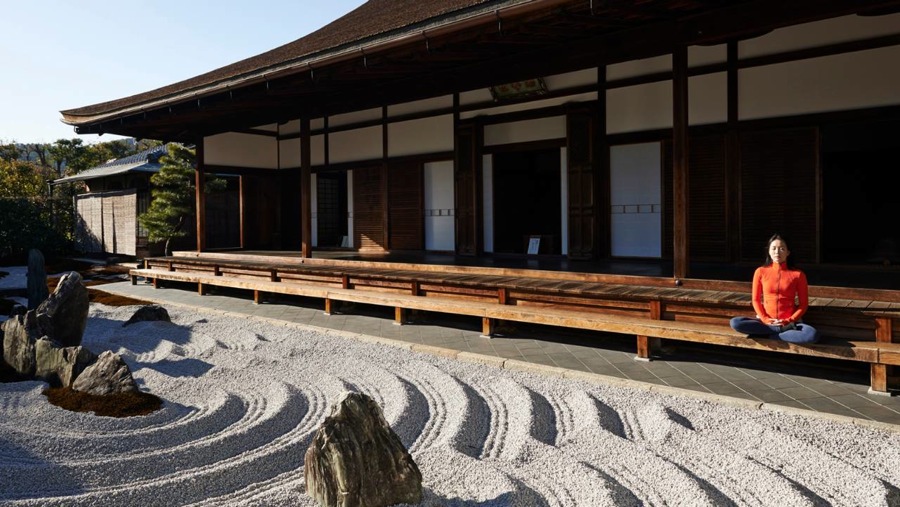 imagen 6 de Amanecer en Kioto junto a un jardín centenario.