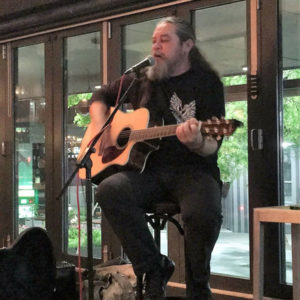 El regreso de un músico que nunca dejó de serlo, David Harrod.