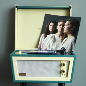 Primer disco para una discográfica fuerte del trío de hermanas Joseph.