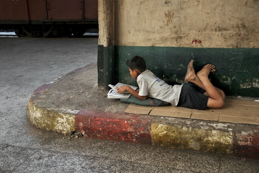 imagen 2 de Steve McCurry retrata el placer de leer.