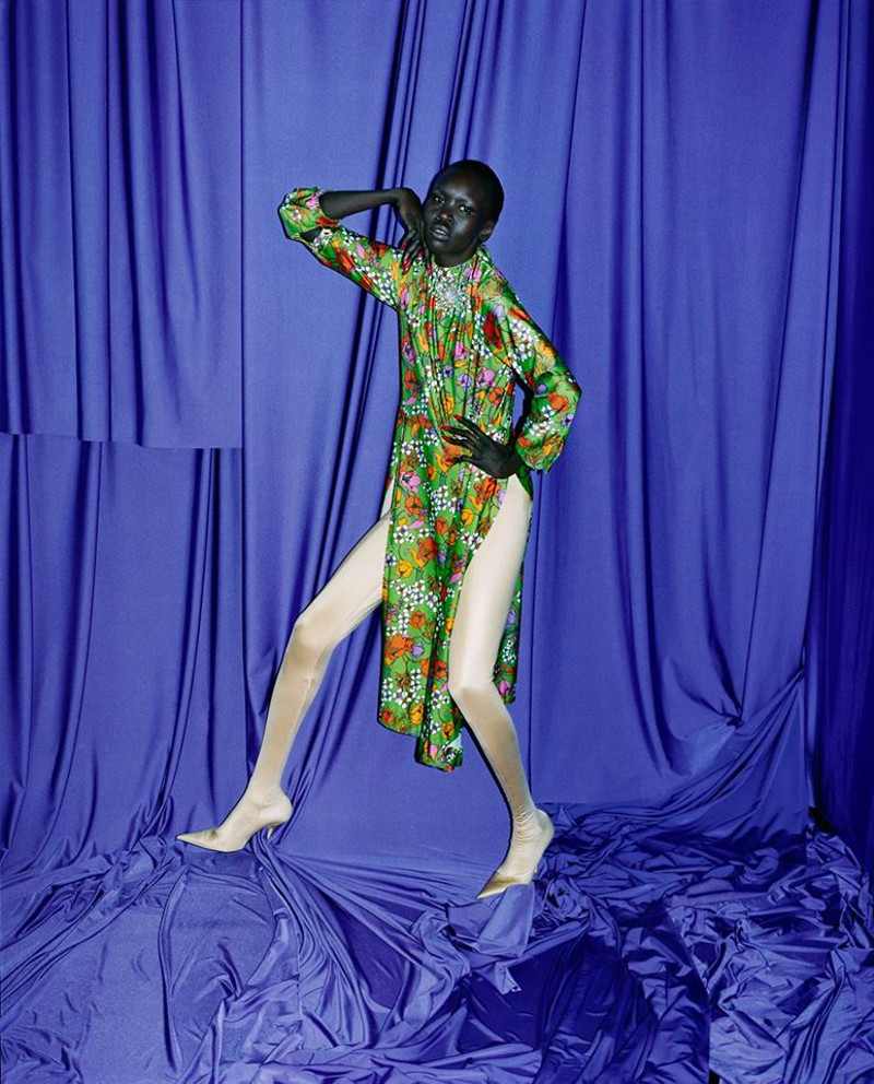 imagen 10 de Balenciaga deja caer las cortinas y muestra su colección primaveral.
