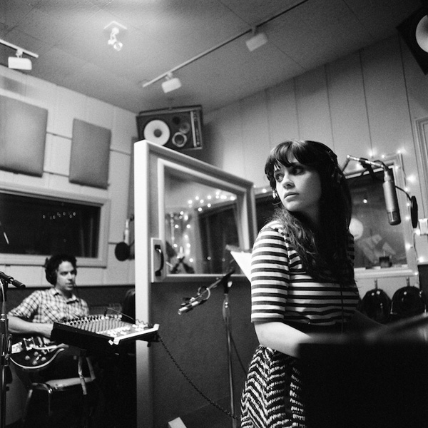 imagen 1 de Los recuerdos navideños son mucho mejores con She And Him.