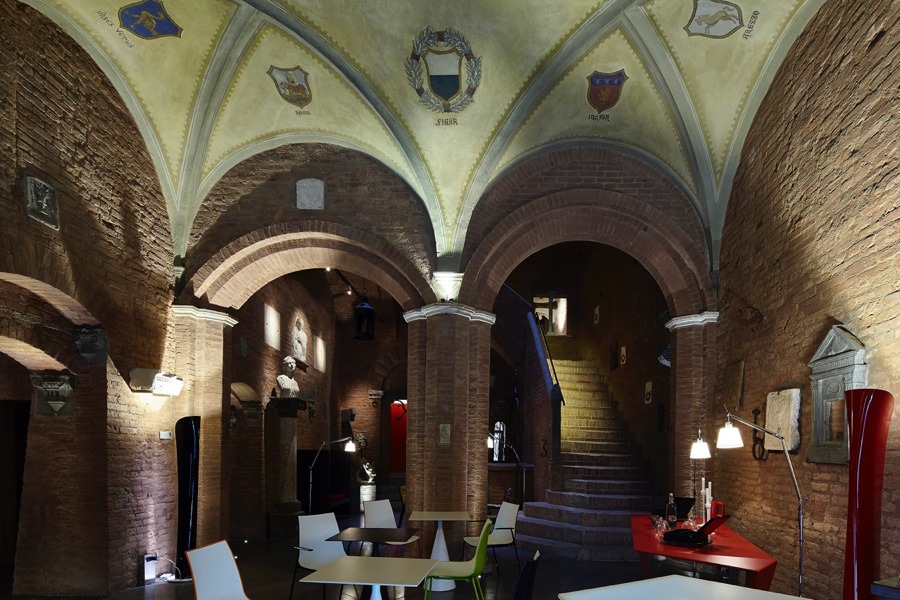 imagen 4 de Hotel boutique Palazzetto Rosso: Frescura vanguardista en un palacio medieval de Siena.