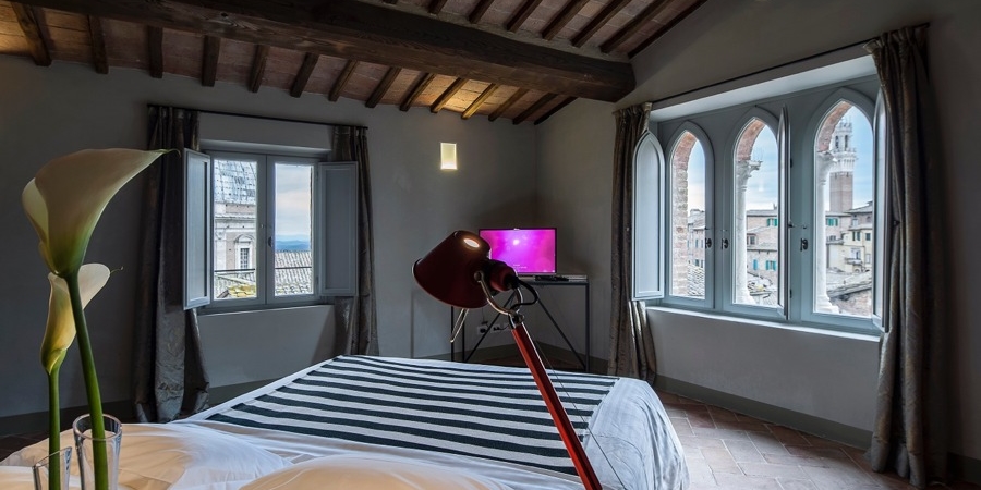 Hotel boutique Palazzetto Rosso: Frescura vanguardista en un palacio medieval de Siena.