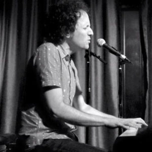 El canadiense Mike Evin posee el eterno encanto de los piano man.