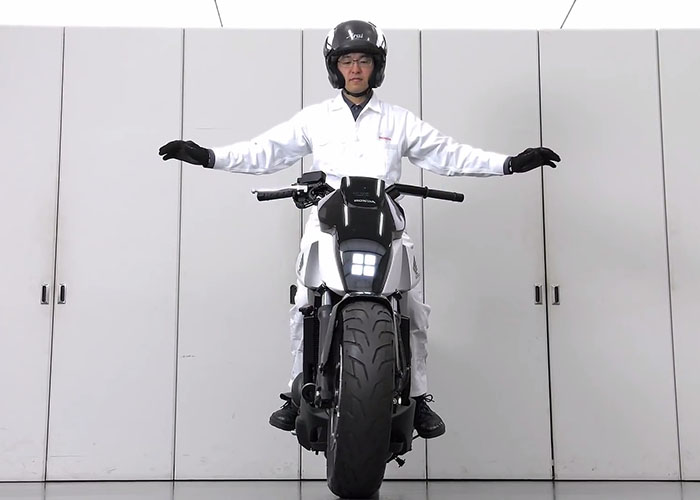 imagen 3 de Honda Riding Assist: la moto de la que es casi imposible caer.