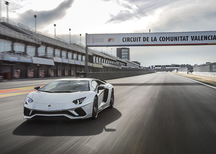 imagen 21 de Lamborghini Aventador S. Lo nuestro es otra cosa.