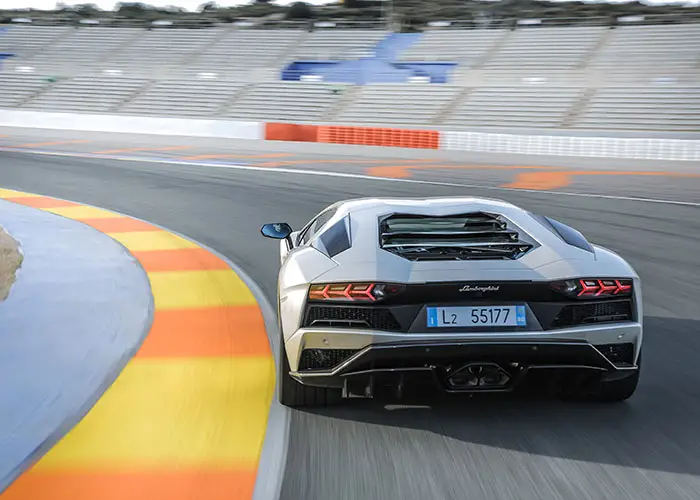 imagen 23 de Lamborghini Aventador S. Lo nuestro es otra cosa.