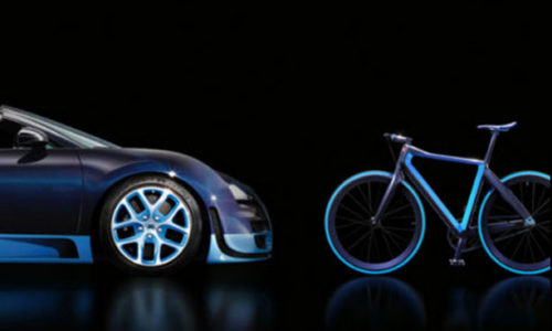 PG Bugatti Bike. Las bicicletas son para aparcarlas al lado del deportivo.