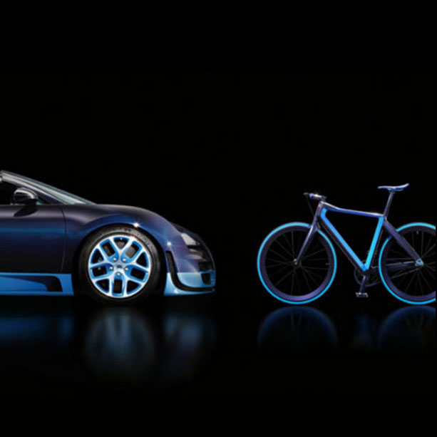imagen 1 de PG Bugatti Bike. Las bicicletas son para aparcarlas al lado del deportivo.