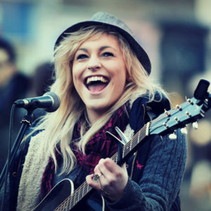 Beth McCarthy inicia su carrera con su voz llena de frescura e inocencia.