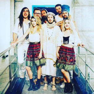 Todo se impregna de un irrefrenable deseo de bailar con Crystal Fighters.