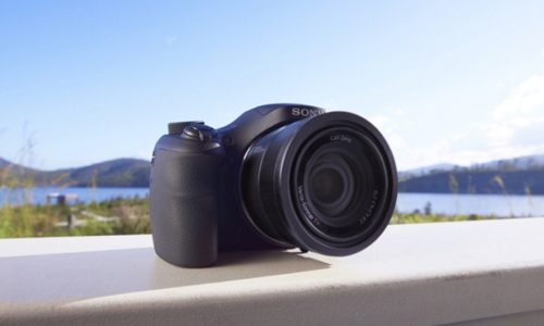 La nueva cámara de Sony luce con un estilo réflex.